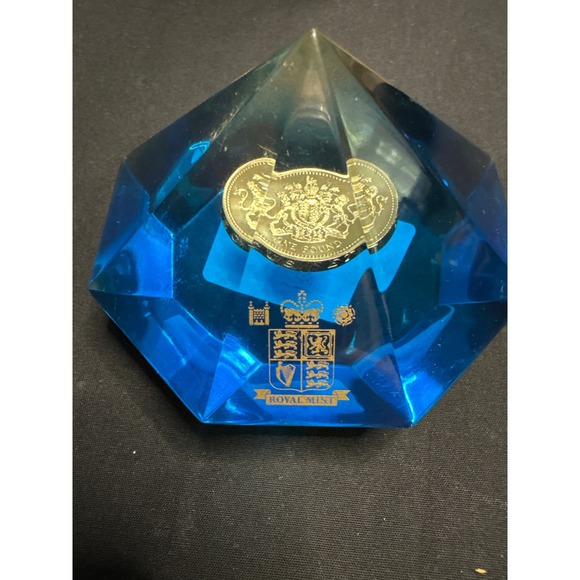 Royal Mint Blue Acrylic Diamond Paperweight with Suspended One Pound Coin UK